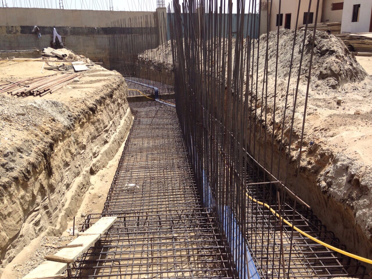 RETAINING AND BUND WALLS.
